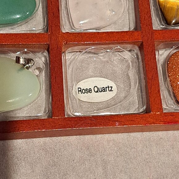 11 heart gem stone pendants in wooden case - Picture 10 of 10